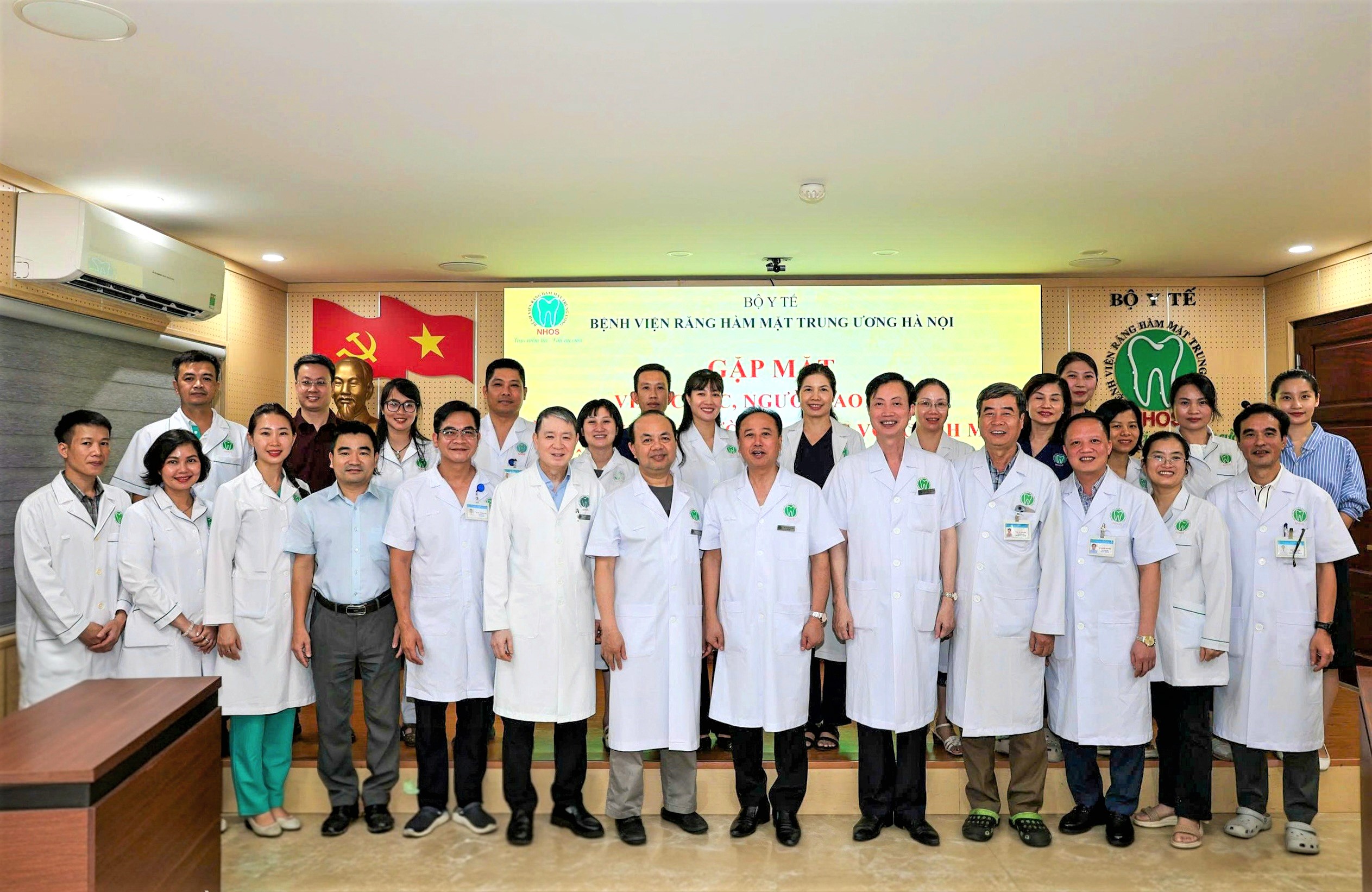 Các đại biểu chụp ảnh kỷ niệm